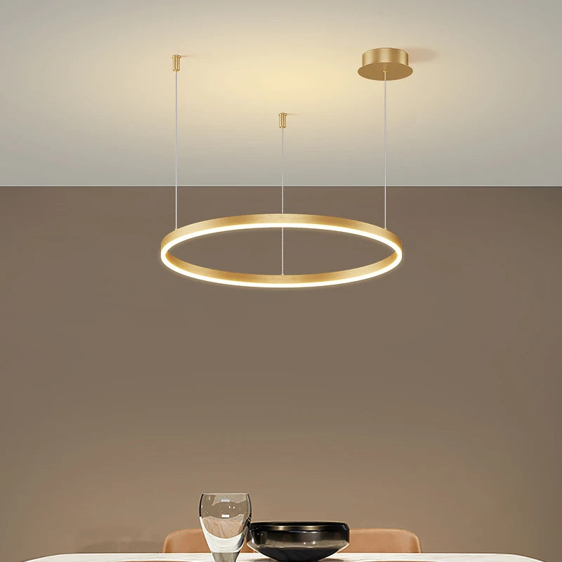 Suspension anneaux LED en métal, style moderne – Cascais dans un intérieur