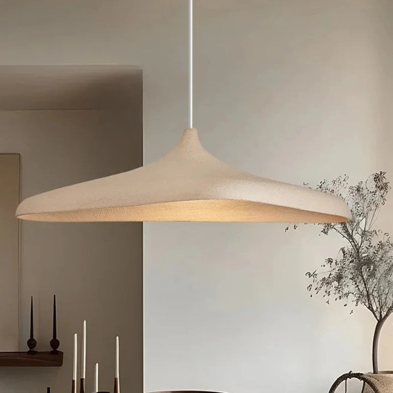 Grande suspension wabi-sabi effet enduit, 80 cm – Imbe dans un intérieur