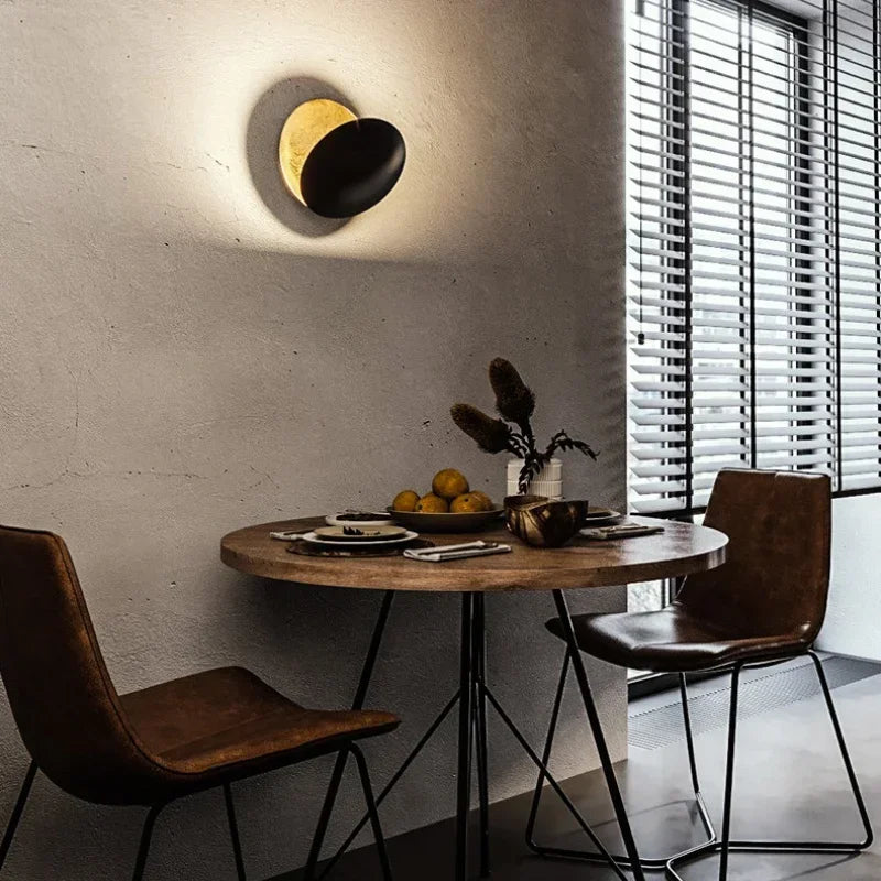 Applique éclipse en feuille d'or, Ø 20 ou 25 cm – Aso dans un intérieur