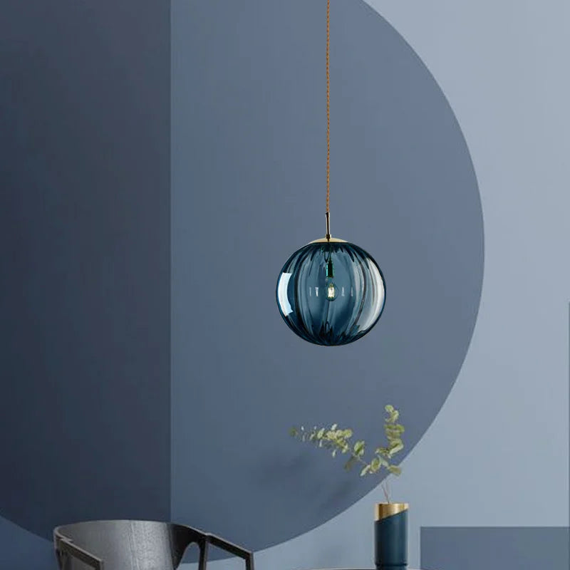 Suspension globe en verre côtelé coloré – Amalfi dans un intérieur