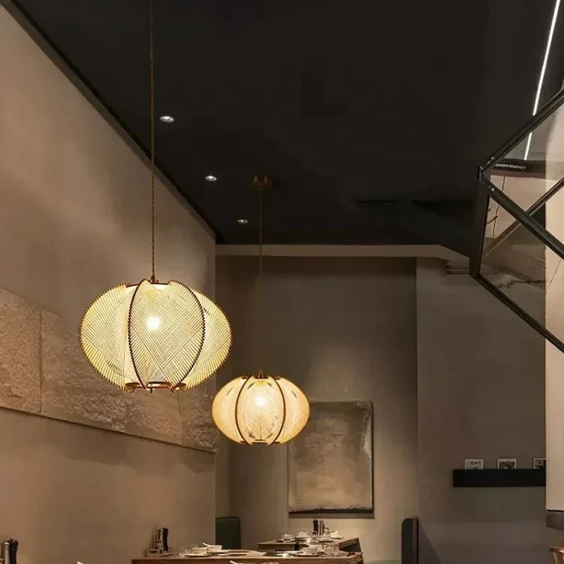 Suspension lanterne en corde de chanvre et bois – Locronan dans un intérieur