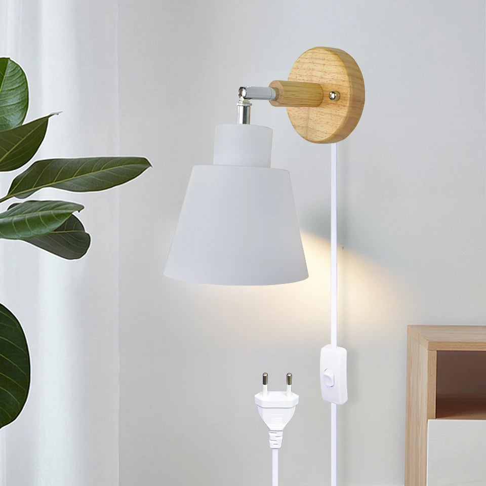 Applique à brancher en bois et métal laqué, orientable – Granville dans un intérieur