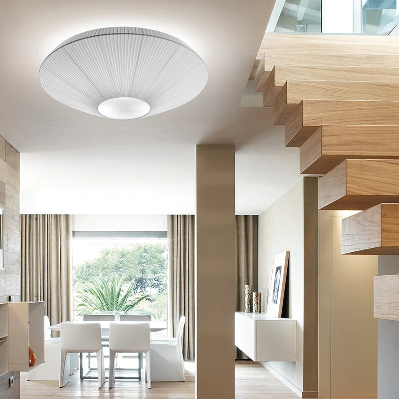 Plafonnier soucoupe en tissu tendu, blanc ou beige – Ine dans un intérieur