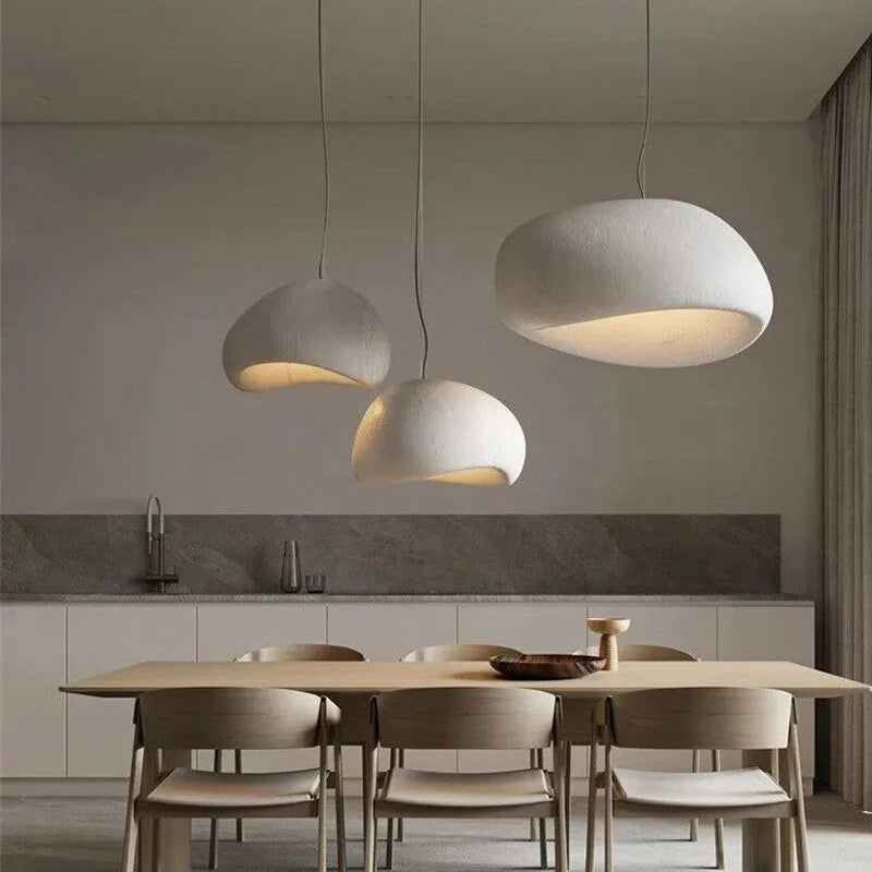 Suspension galet wabi-sabi blanc ou gris, Ø 30 à 60 cm – Teshima dans un intérieur