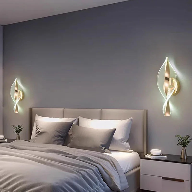 Applique LED torsade dorée et acrylique, H 30 cm – Bardolino dans un intérieur