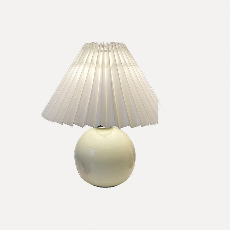 Lampe pied boule en céramique et abat-jour plissé – Marsanne, finition abat-jour évasé, pied crème