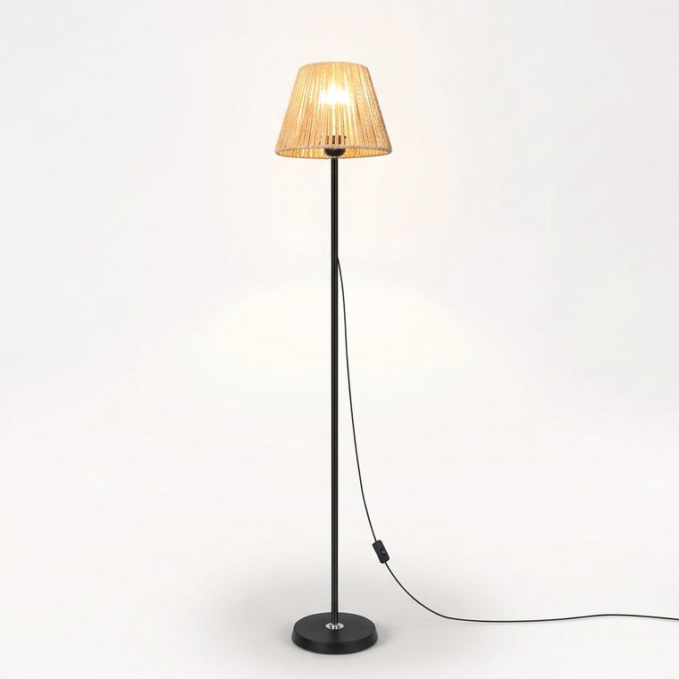 Lampadaire en rotin tressé main, H 140 cm – Frigiliana, sur fond uni