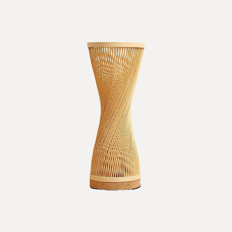 Lampe en bambou tressé main, forme sablier – Takeo, sur fond blanc