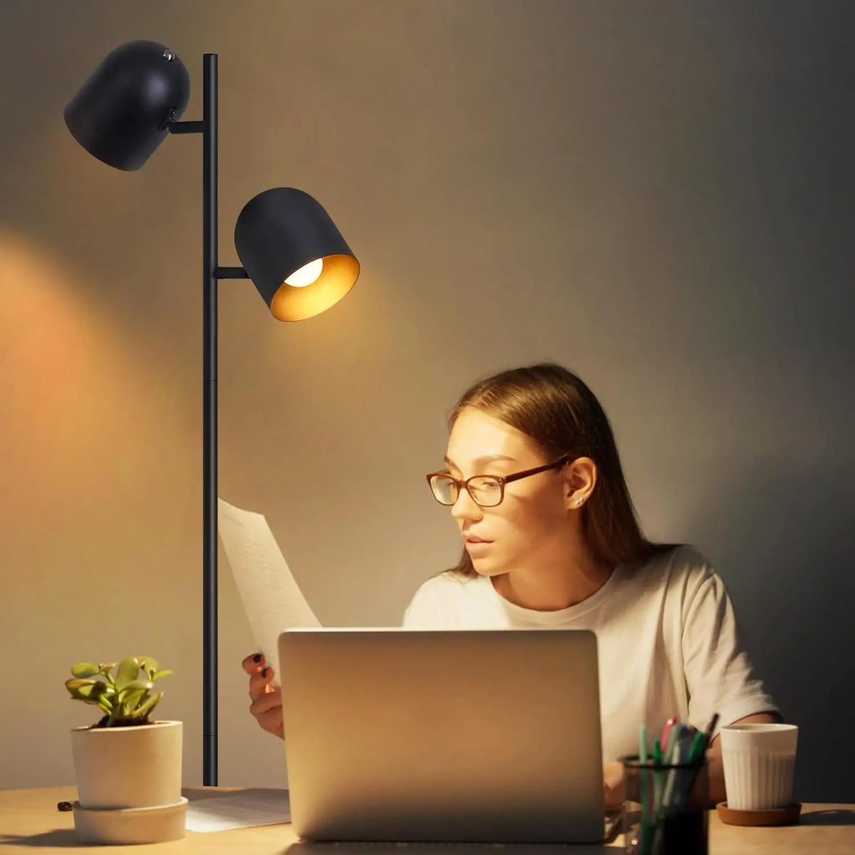 Lampadaire liseuse deux spots orientables, noir et doré – Bidart dans un intérieur