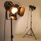 Lampadaire projecteur de cinéma sur trépied, noir – Billancourt dans un intérieur