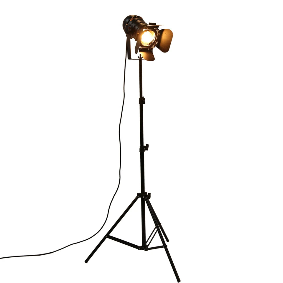 Lampadaire projecteur de cinéma sur trépied, noir – Billancourt, sur fond blanc