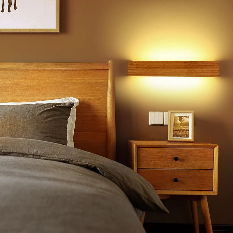 Applique en chêne massif, lumière haut et bas, 35 ou 45 cm – Obuse dans un intérieur