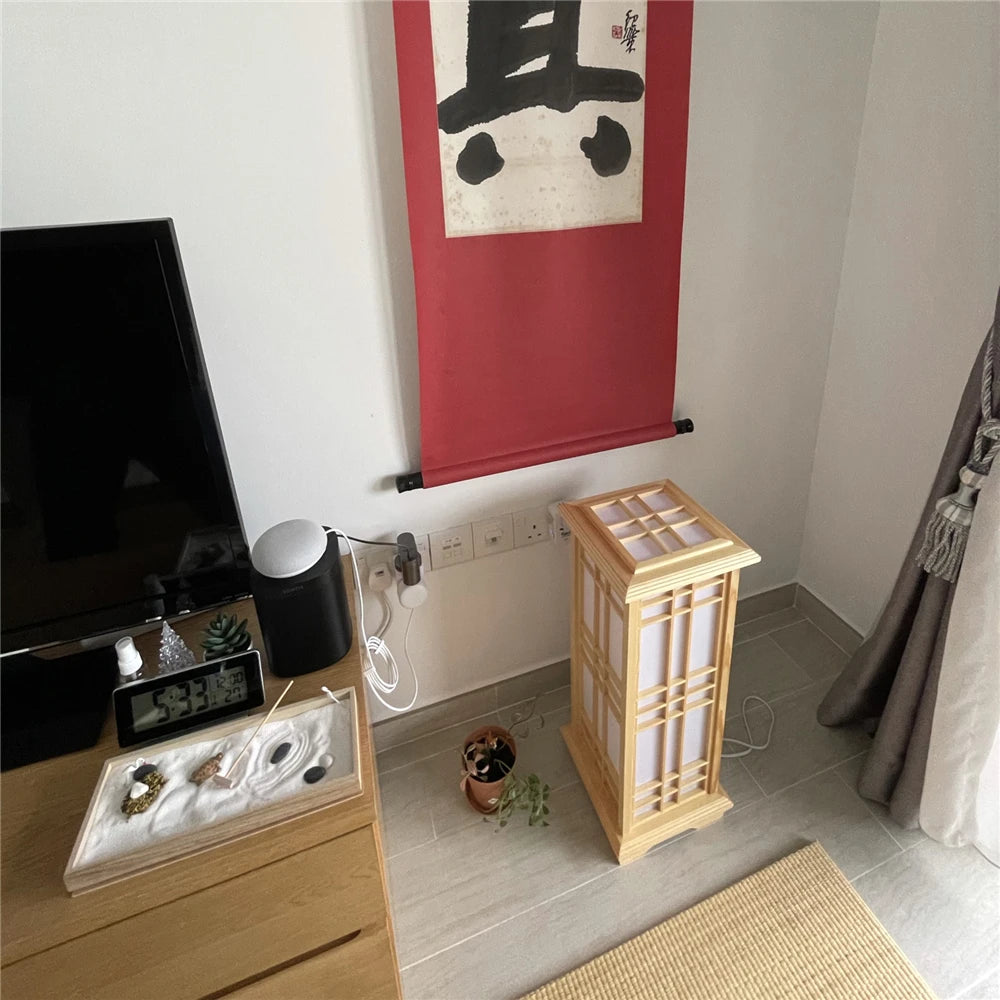 Sauve, lanterne japonaise en bois carré, en situation