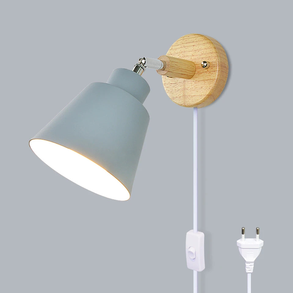 Applique à brancher en bois et métal laqué, orientable – Granville allumée