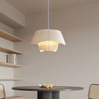 Suspension plissée en tissu blanc, style moderne – Grignan dans un intérieur