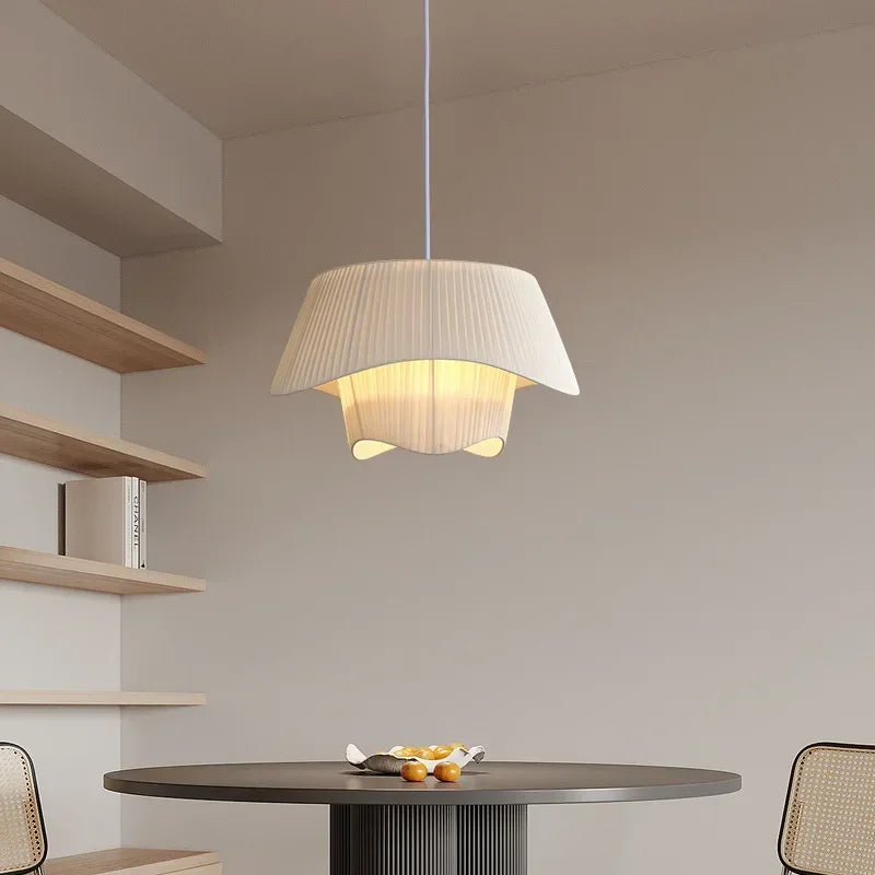 Suspension plissée en tissu blanc, style moderne – Grignan dans un intérieur