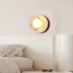 Applique disque en travertin, demi-lune en bois et globe – Séguret, vue d’ambiance
