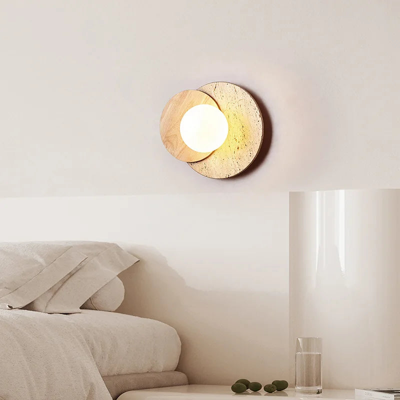 Applique disque en travertin, demi-lune en bois et globe – Séguret, vue d’ambiance