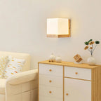 Applique en bois et verre opalin, cinq formes – Karatsu dans un intérieur