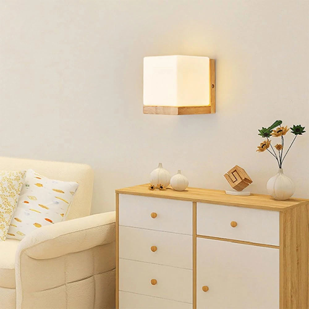 Applique en bois et verre opalin, cinq formes – Karatsu dans un intérieur