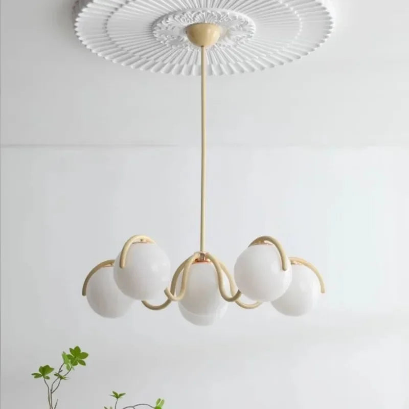 Suspension 6 globes opalins à bras ondulés – Antibes dans un intérieur