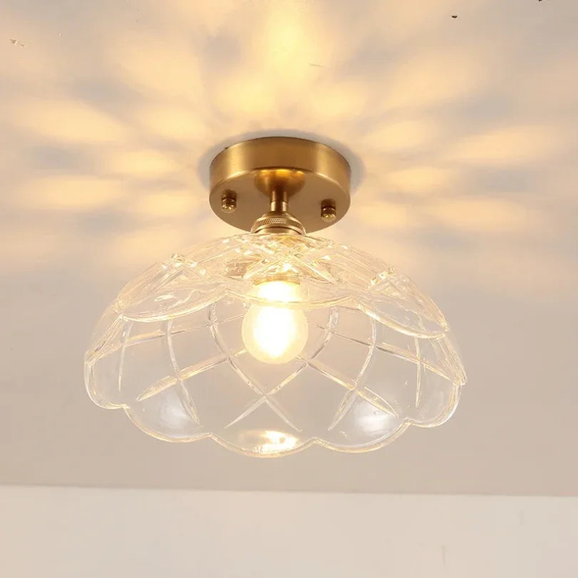 Plafonnier en verre pressé ancien, huit corolles – Montmartre dans un intérieur