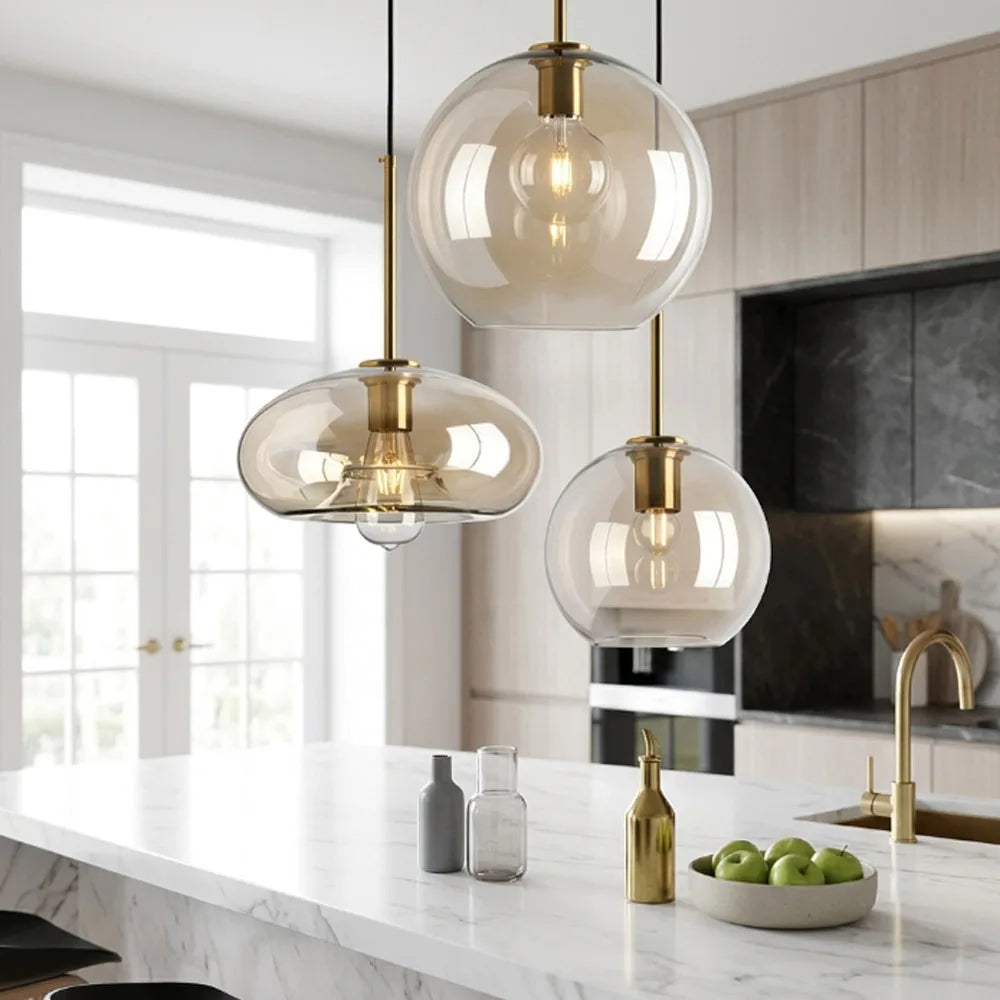 Suspension en verre cognac, cinq formes, monture laiton – Sovana allumée