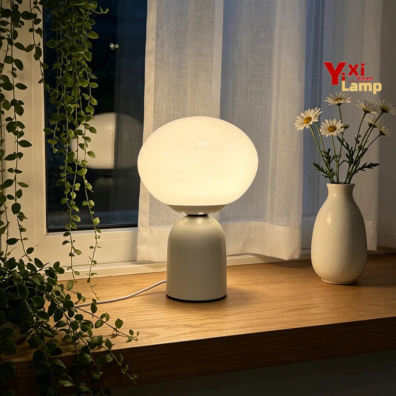 Cherasco, œuf de verre sur socle blanc, en situation