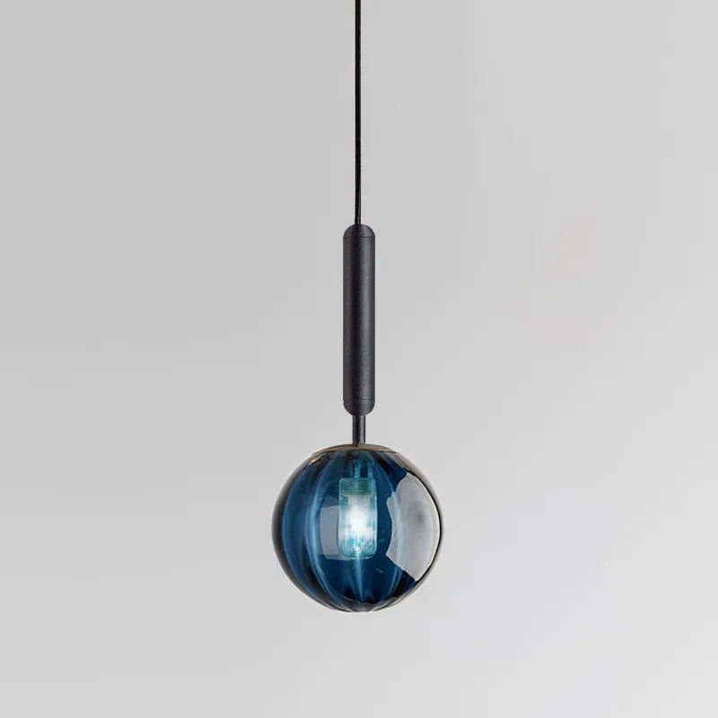 Suspension globe en verre teinté et tige, noir ou doré – Lido, finition noir, verre bleu