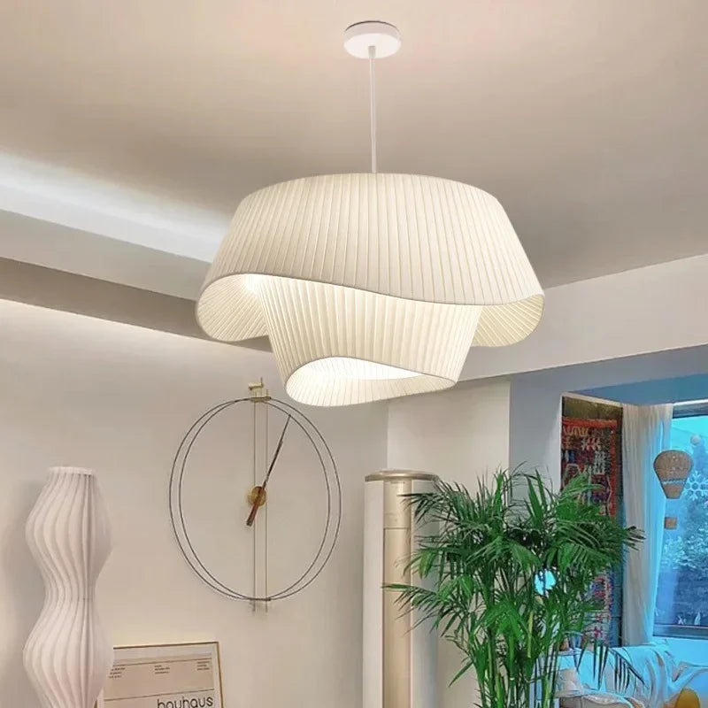 Suspension plissée en tissu blanc, style moderne – Grignan, vue d’ambiance