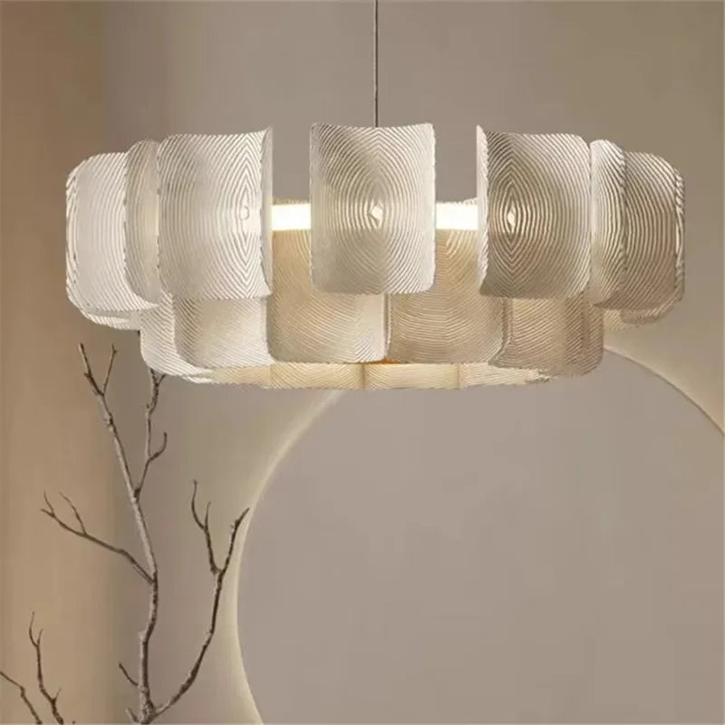 Grand lustre blanc en vagues acryliques, Ø 60 à 100 cm – Courances, vue d’ambiance