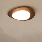 Plafonnier galet en bois et diffuseur opalin, 30 cm – Port-Cros, vue d’ambiance
