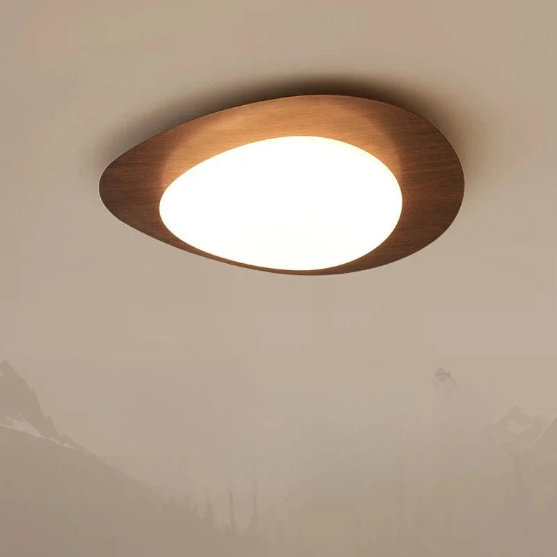 Plafonnier galet en bois et diffuseur opalin, 30 cm – Port-Cros, vue d’ambiance