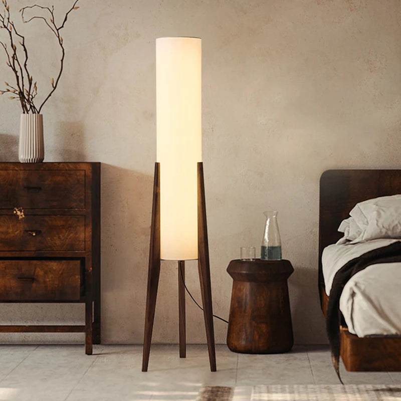 Lampadaire trépied en bois et colonne de tissu – Murs, vue d’ambiance