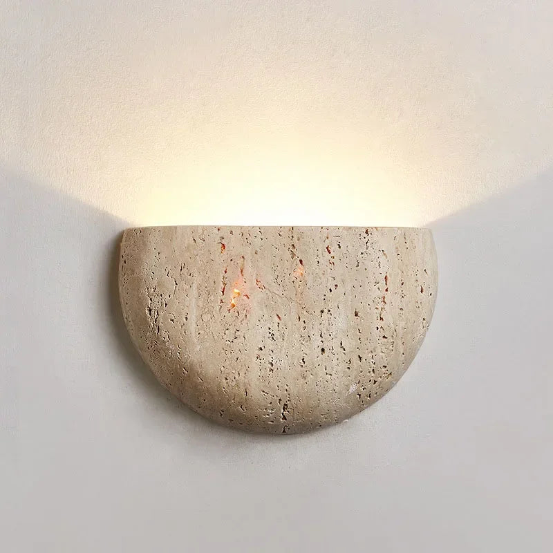 Applique demi-lune en pierre naturelle – Ortigia allumée