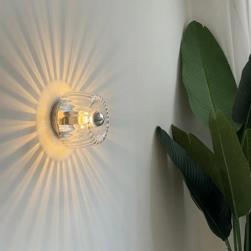 Applique coupe en verre strié, transparent ou cognac – Royan dans un intérieur
