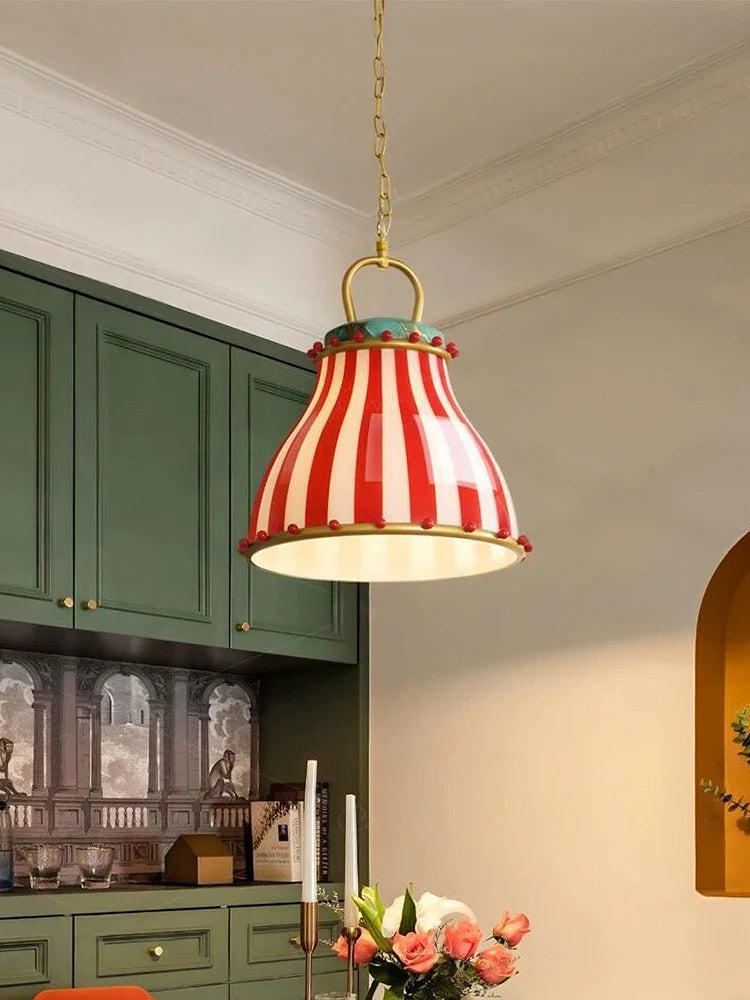 Suspension cloche en verre rayé rouge et blanc – Rapallo, vue d’ambiance