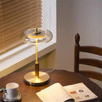 Lampadaire et lampe disque de verre, laiton et bois – Opio dans un intérieur