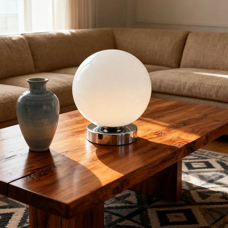 Kurobe, globe de verre sur socle chromé, en situation