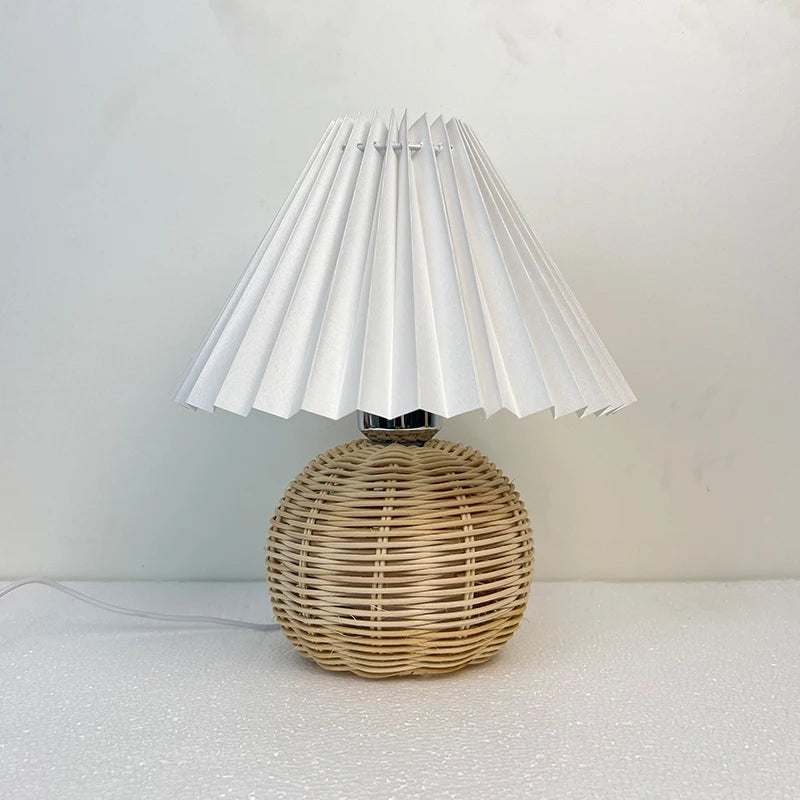 Lampe à poser boule de rotin et abat-jour plissé, huit tissus – Lerma