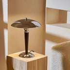 Lampe champignon en bois foncé et chrome, esprit Art déco – Deauville, vue d’ambiance
