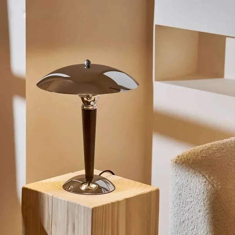 Lampe champignon en bois foncé et chrome, esprit Art déco – Deauville, vue d’ambiance