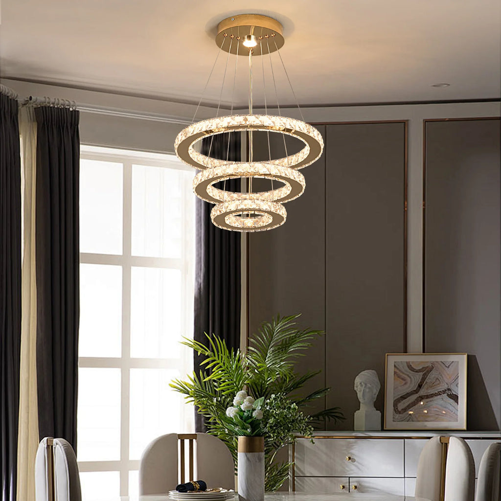 Suspension anneaux de cristal, LED intégrée – Vendôme, vue d’ambiance