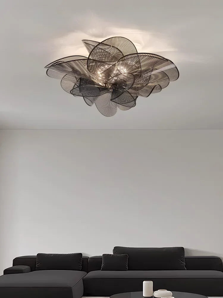 Plafonnier pétales de voile ajourée, noir ou blanc – Pérouges dans un intérieur