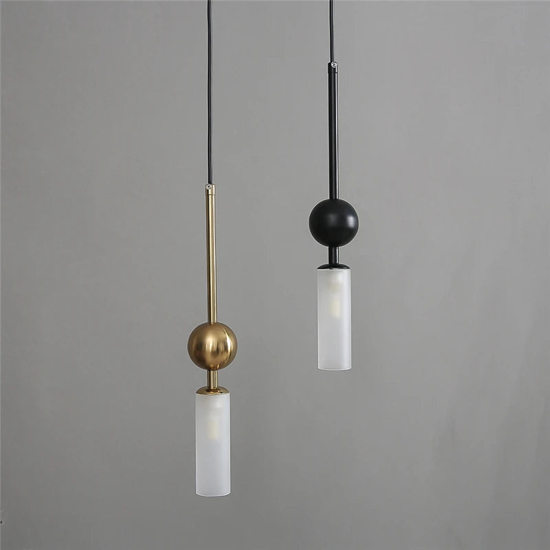 Suspension tube de verre et sphère, dorée ou noire – Montaigne, sur fond clair