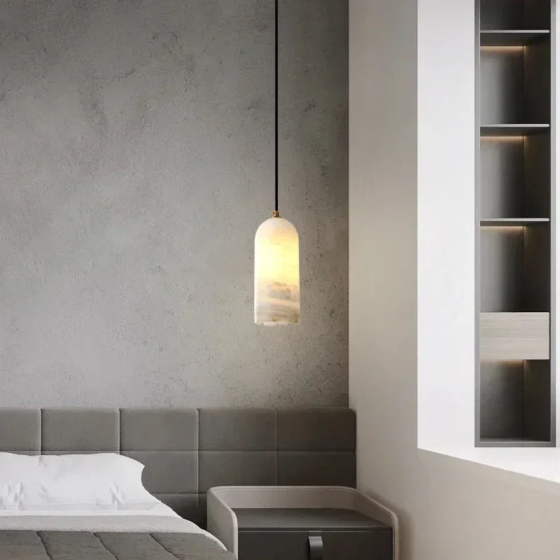 Suspension en marbre veiné et cuivre doré, Ø 10 cm – Modica dans un intérieur