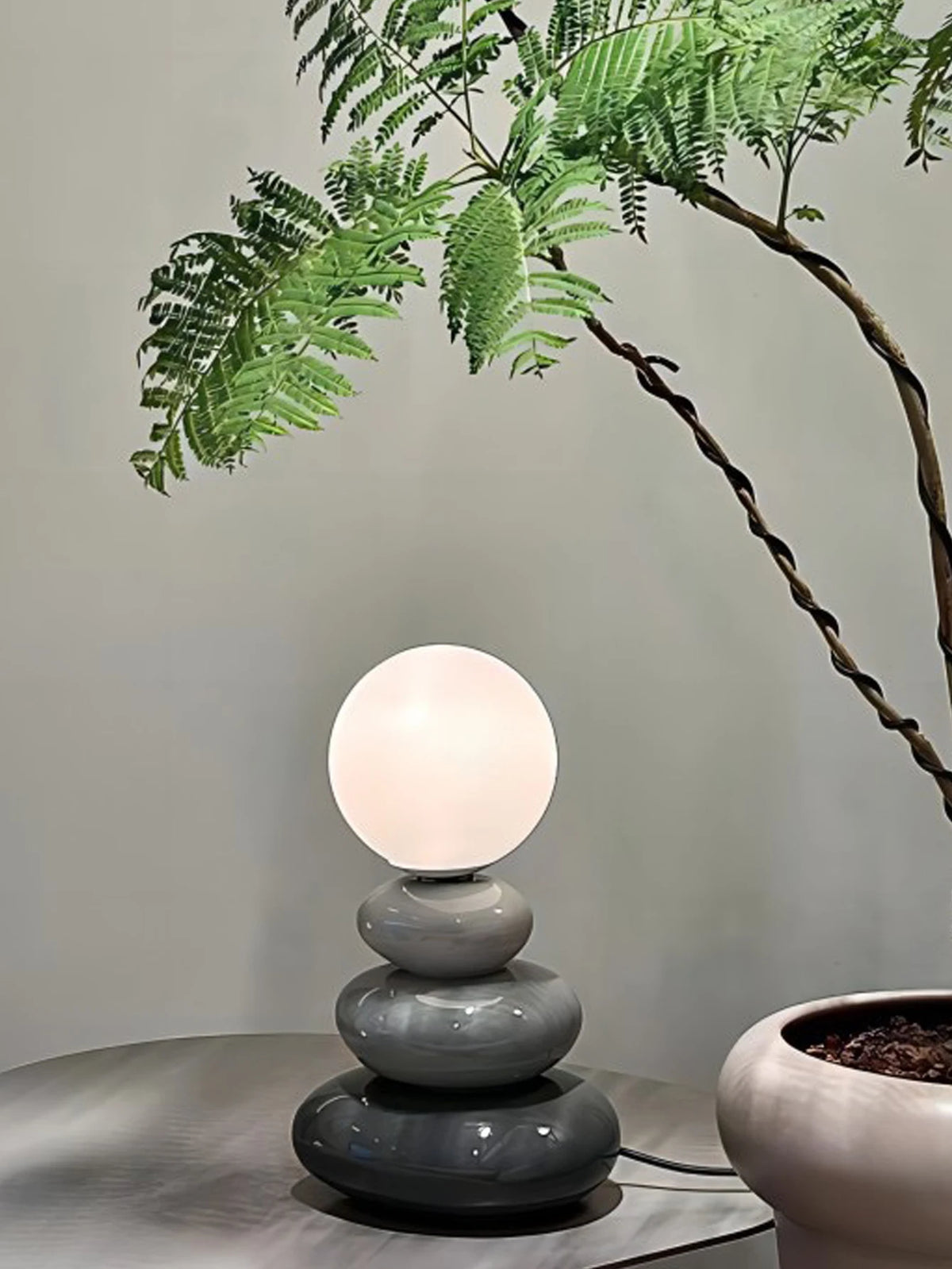 Lampe galets de céramique et globe opalin, trois teintes – Vieste, vue d’ambiance