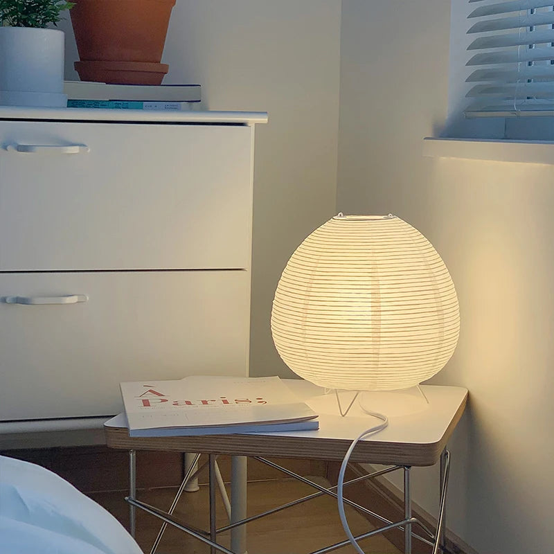 Lampe à poser en papier de riz, esprit japonais – Agay, vue d’ambiance
