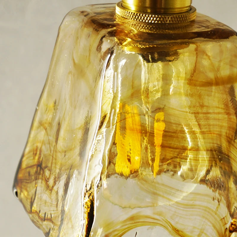 Applique en laiton et verre ambré façonné à la main – Locquirec, vue de détail