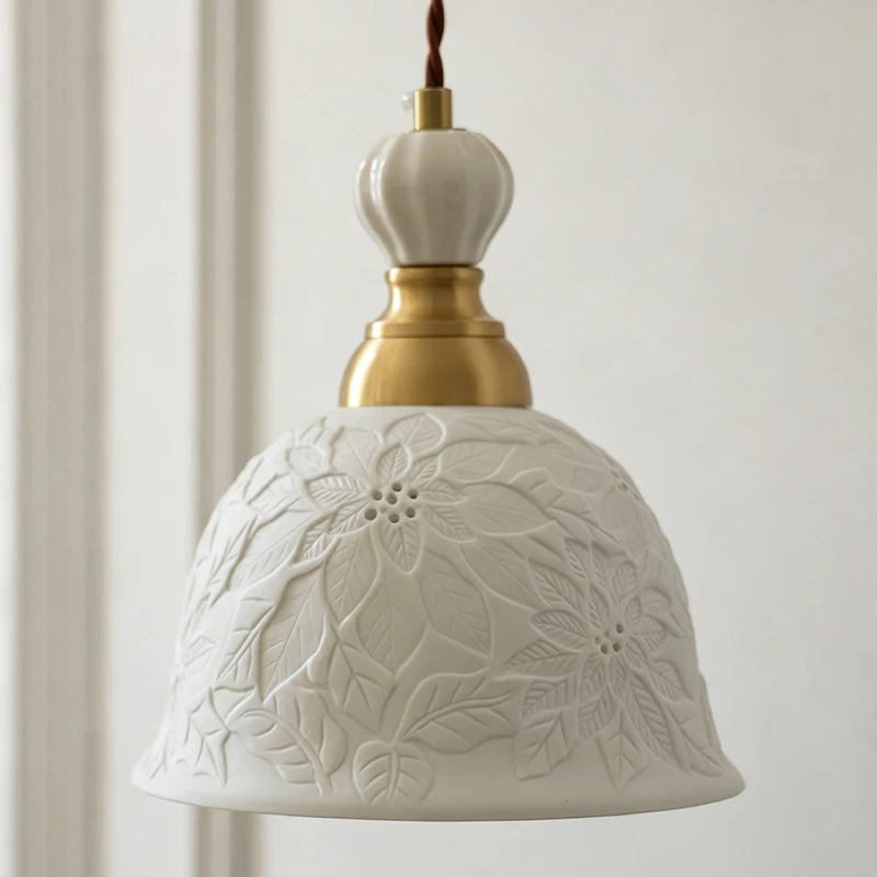 Suspension ou applique en porcelaine ajourée à fleurs – Montclus, sur fond clair